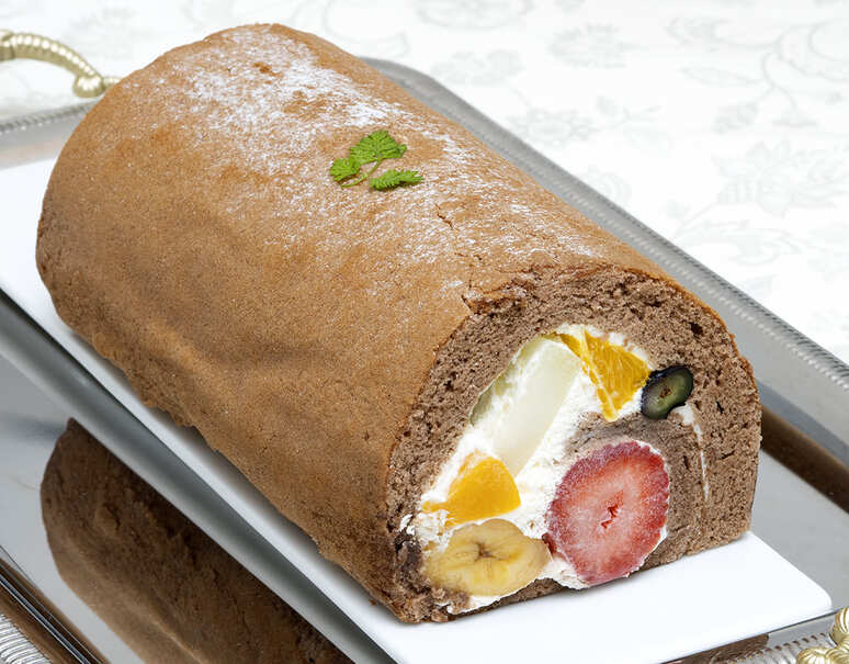 フルーツのウメダ 『ショコラフルーツ生ロールケーキ』1本（直径9cmx長さ約16cm) ※冷蔵